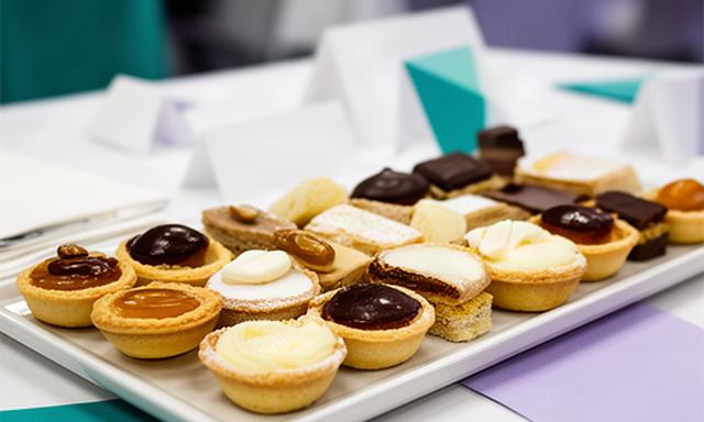 Bandeja de petit fours con identidad visual de una empresa para un evento corporativo