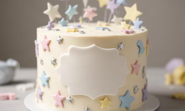 Tarta personalizada con el nombre de un bebé y decoración de estrellas sobre una mesa de fotos